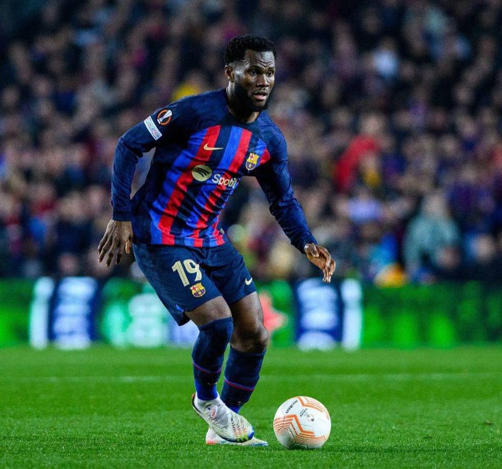 Franck Kessie del FC Barcelona es uno de los objetivos prioritarios de la Juventus de Turín, que estaría dispuesta ofrecer una cesión con opción de compra entre 10 y 15 millones de euros, sin embargo, esta opción no convence al club azulgrana que volvería a sus viejos pretendientes en Inglaterra.