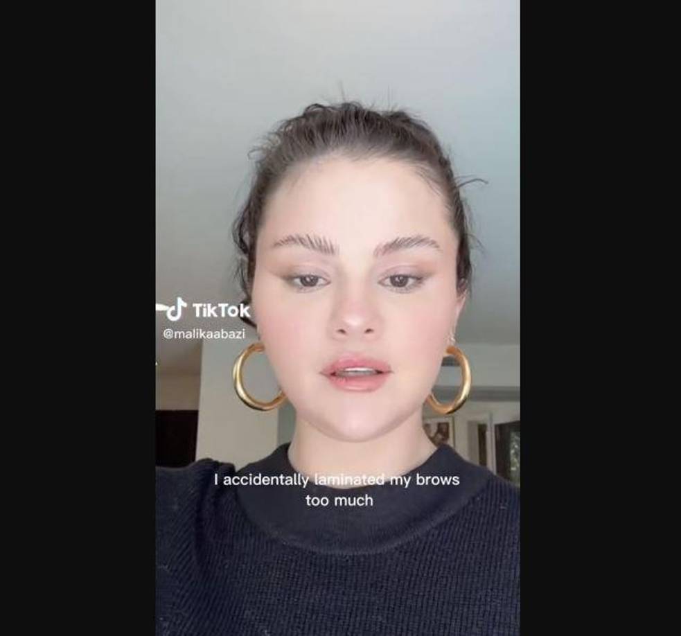 Todo empezó cuando Selena Gómez subió un video a sus Stories de Instagram, diciéndoles a sus seguidores que se había “laminado” las cejas (una forma de levantar y alisar las cejas usando una solución química), y resultaron más dramáticas de lo esperado. Bromeando, la cantante dijo que sus cejas no habían ido según lo planeado y que era un “accidente”.