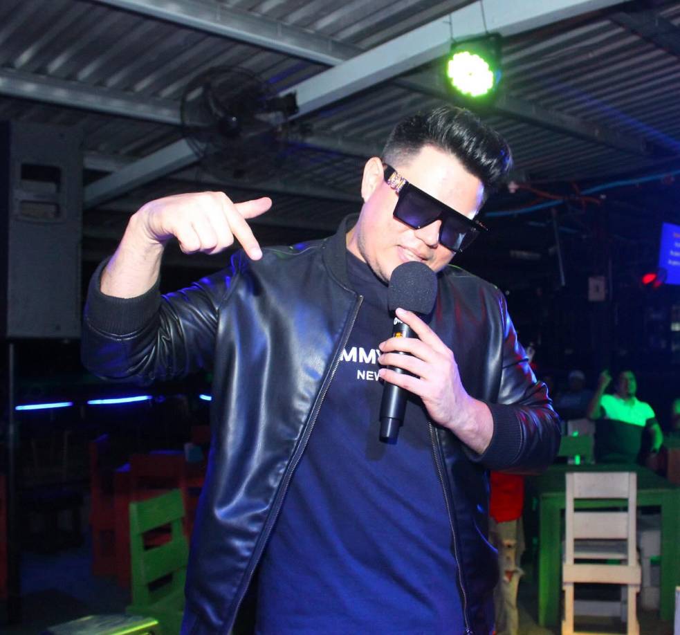 Berclin Trundle interpretará lo mejor de la música este viernes comenzando en El Brasero de barrio Medina, para terminar la noche en Giorgio Lounge en colonia Montefresco. El sábado lleva los mejores temas románticos a La Terraza en Puerto Cortés. 