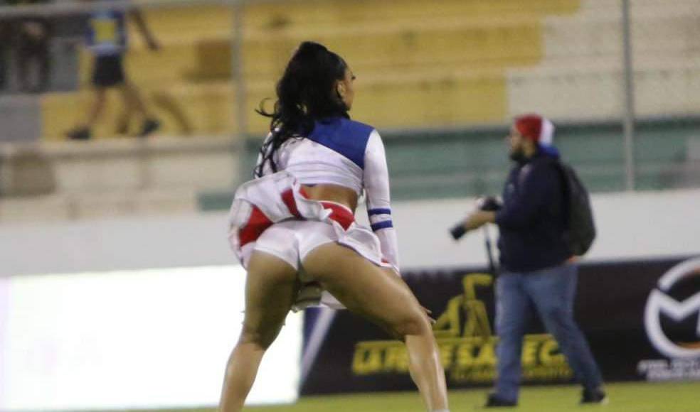 La novia del futbolista motagüense Kevin Álvarez protagonizó este sexy descuido durante el baile que realizaron en la cancha de Comayagua.