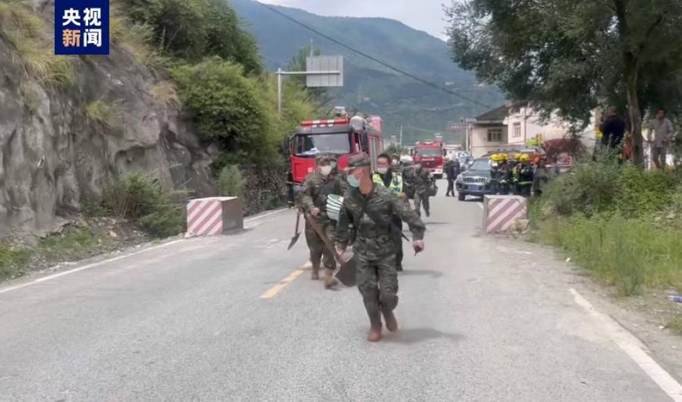 Más de 1.000 soldados y oficiales del ejército fueron movilizados, dijo la Oficina Sismológica de Sichuan, que difundió imágenes de sus ingenieros equipados con ordenadores dirigiéndose al lugar. 