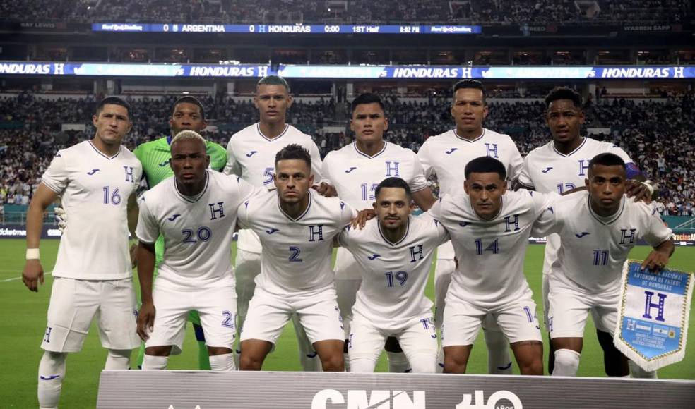El 11 titular de Honduras posando antes de enfrentar a Argentina.