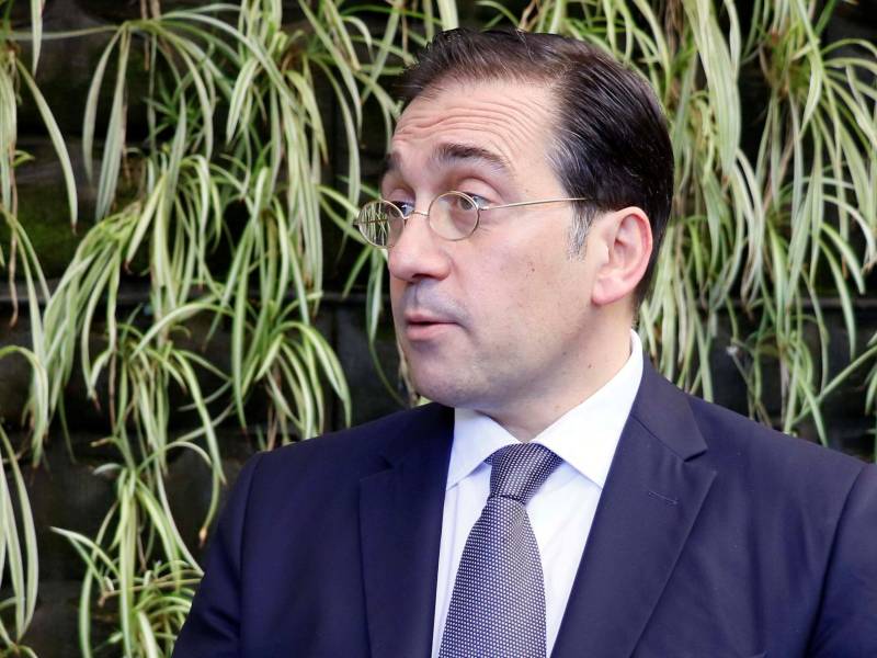 El ministro de Asuntos Exteriores de España, José Manuel Albares, habla hoy durante una entrevista con Efe en un hotel de Tegucigalpa (Honduras).