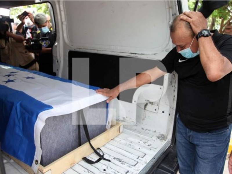 El exjugador Carlos Orlando Caballero llora sobre el cuerpo de Roberto 'El Macho' Figueroa. Foto Franklin Muñoz