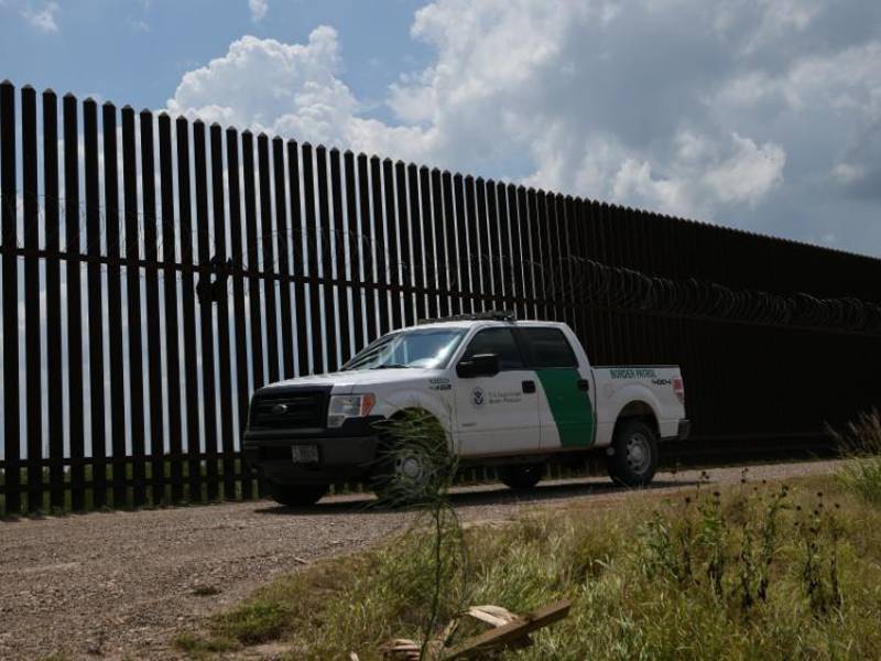 El migrante sufrió una fractura de cráneo y hemorragia cerebral tras caer del muro.