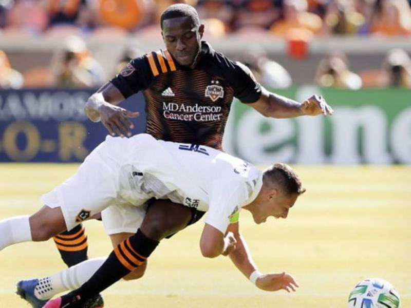 El defensor hondureño Maynor Figueroa no descuidó al mexicano Javier Hernández en ningún minuto del encuentro.