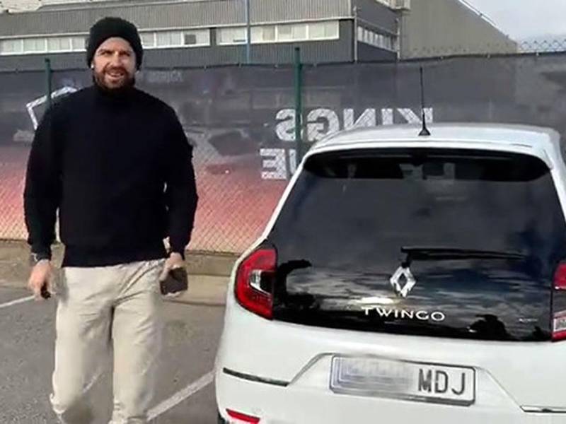 Gerard Piqué se dejó ver manejando un Twingo, en clara respuesta a Shakira.