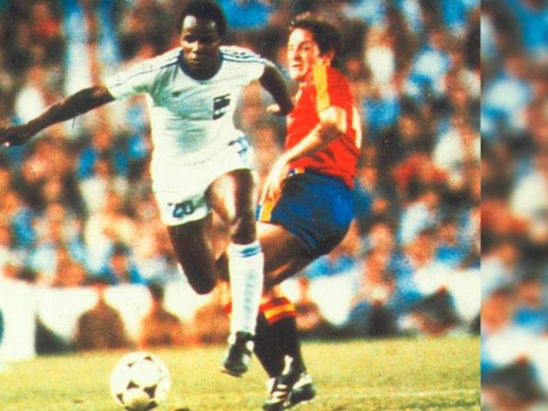 Gilberto Yearwood estuvo a punto de ficha por el Real Madrid. Una lesión de rodilla evitó que esto pasara. En la gráfica, se quita la marca de un local en el Mundial de España 82.