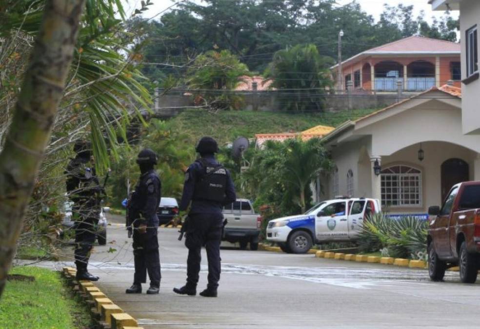 Agentes de la Policía y miembros de las Tropas Tigres en los allanamientos en la colonia Vista del Mar en Puerto Cortés.