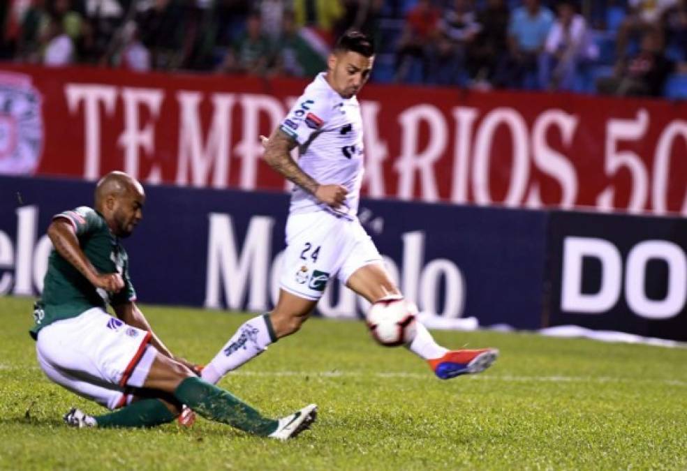 El brasileño del Marathón, Caue Fernandes, no pudo frenar a Javier Correa y en esta acción el argentino hizo el 0-3 y su triplete.