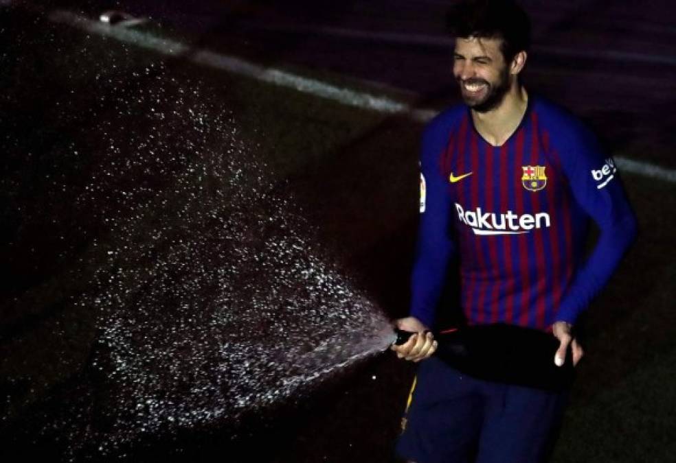 Gerard Piqué destapó el champán para la celebración en el campo. Foto EFE