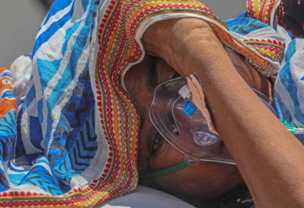 Decenas de pacientes han muerto en las últimas semanas en el país por la escasez de oxígeno, los últimos casos anoche en un hospital del estado meridional de Andhra Pradesh de enfermos que fallecieron por el retraso de un camión cisterna.