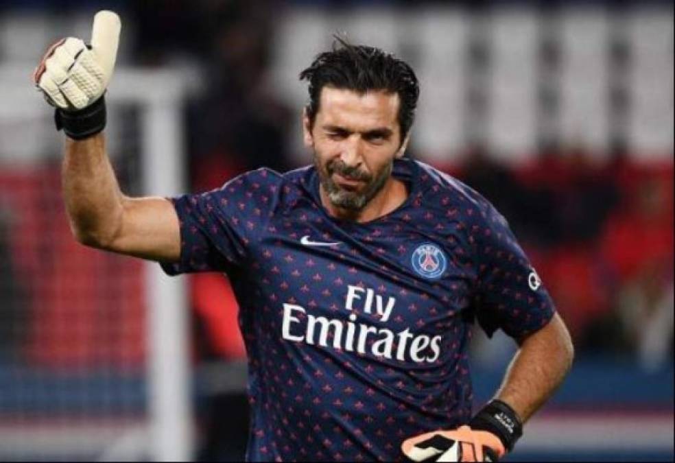 El portero italiano Buffon podría seguir una temporada más en el PSG. El club parisino, según A Bola, le ha ofrecido la renovación hasta 2020.