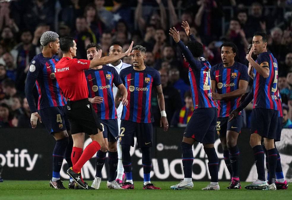 Los jugadores del Barcelona le reclamaron al árbitro Juan Martínez Munuera pidiendole penal por la mano de Alaba.