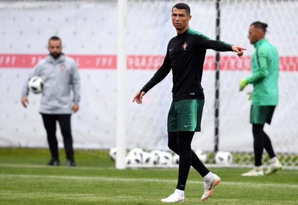 Cristiano Ronaldo saltó al campo de entrenamiento situado en la localidad de Krátovo, a unos 25 kilómetros al sureste de Moscú, con jersey de manga larga y mallas térmicas en las piernas. Foto AFP