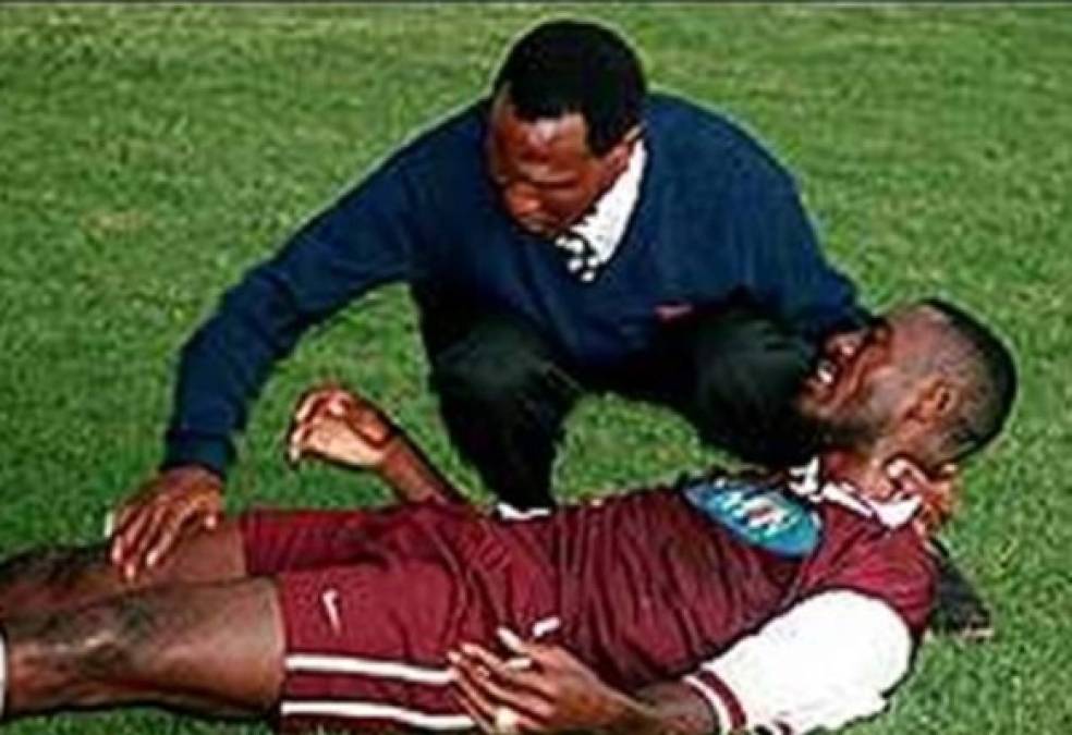 Un relámpago cayó durante el partido y mató a todos los jugadores de un solo equipo en la República del Congo. Esto fue un 25 de octubre de 1998.