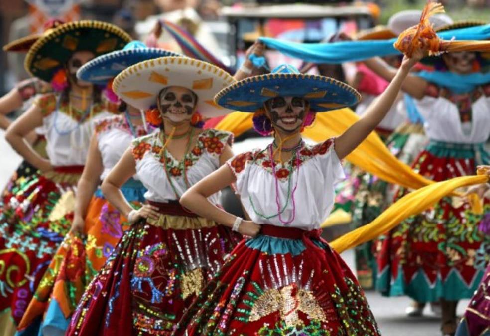 México dedica espectacular desfile de Día de Muertos a los migrantes