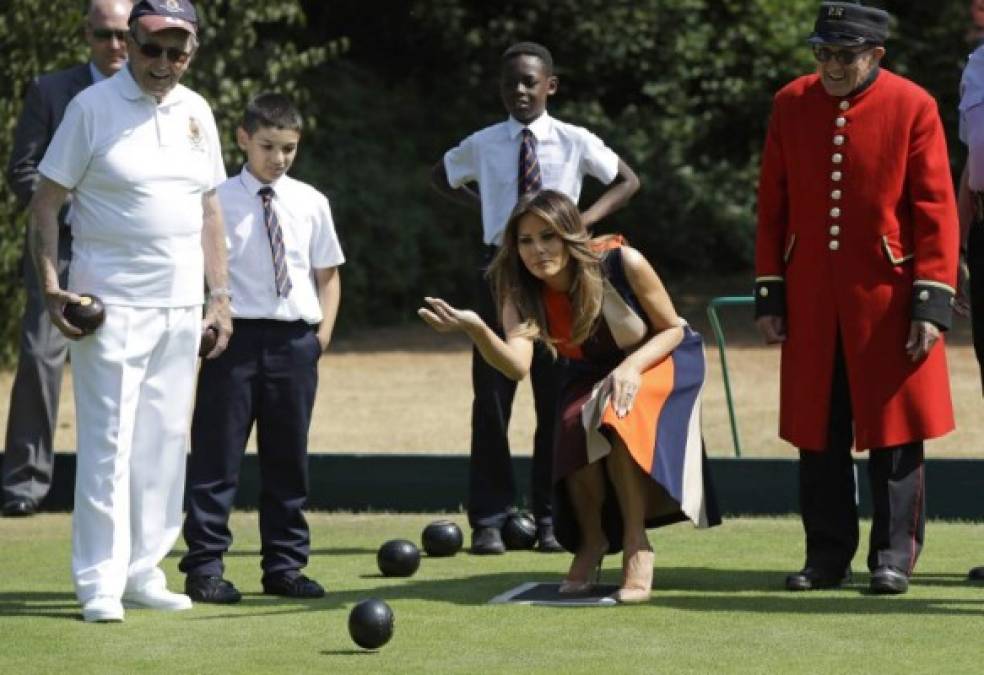 Melania compartió con veteranos del ejército británico.