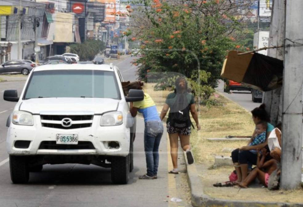 Los padres con sus hijos en brazos, ven en cada persona que se moviliza en carro por las calles, una esperanza para comer ese día.<br/><br/>