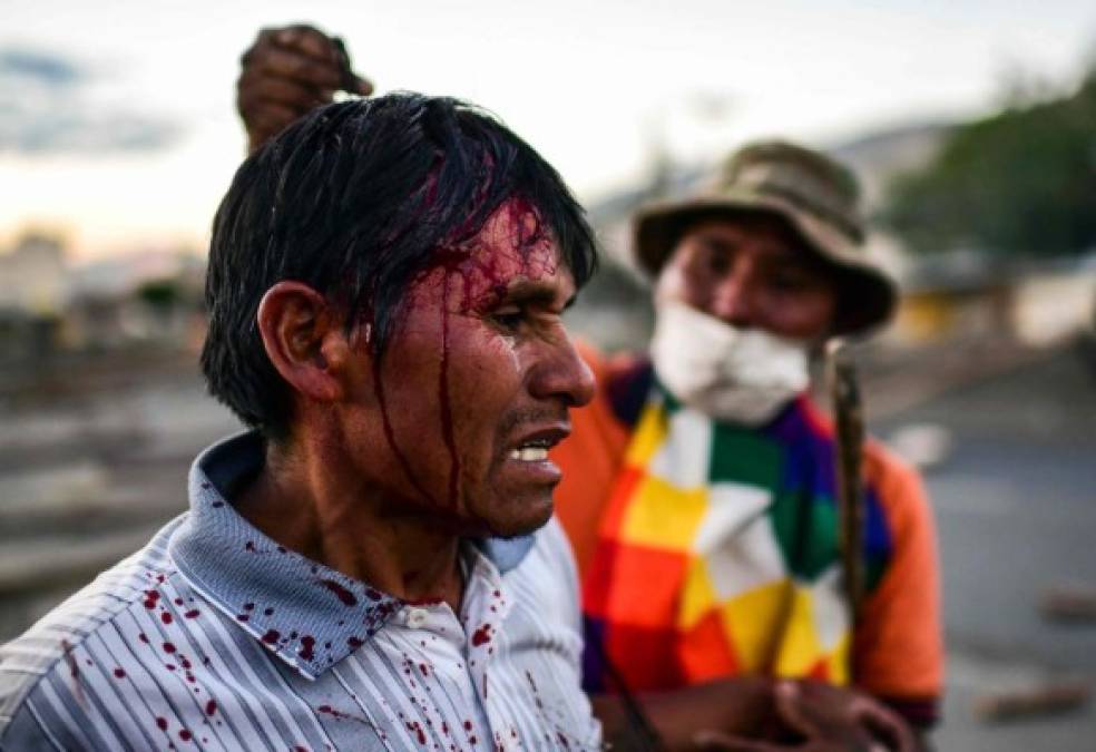 Al menos 30 personas resultaron heridas en los violentos enfrentamientos, indicó la Defensoría del Pueblo.