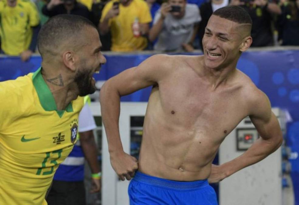 Richarlison celebró de esta manera con Dani Alves el gol que liquidaba a Perú.