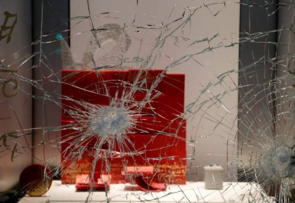 También quebraron ventanas y puertas de los exclusivos comercios en las principales avenidas de París.