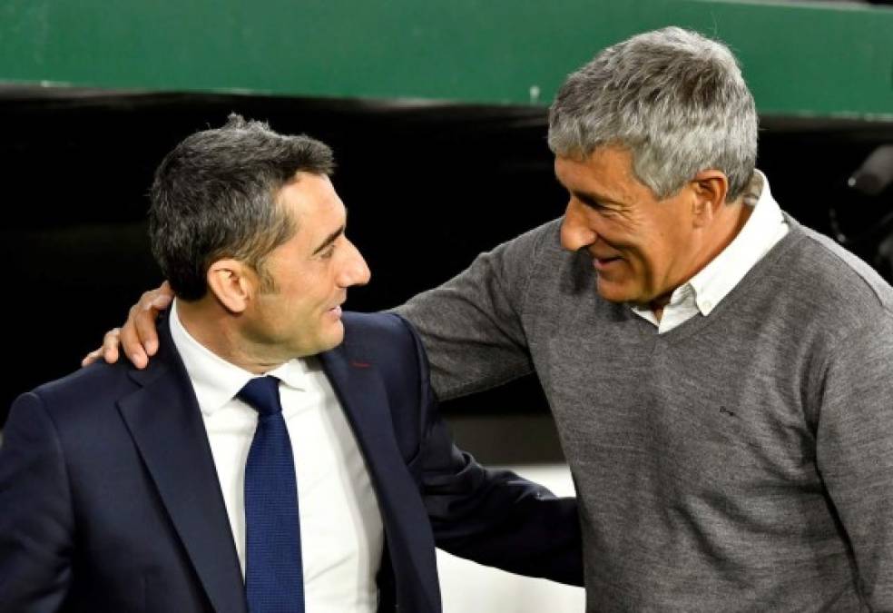 Los técnicos del FC Barcelona, Ernesto Valverde y del Real Betis, Quique Setién, se saludan antes del inicio del encuentro correspondiente a la jornada 28.