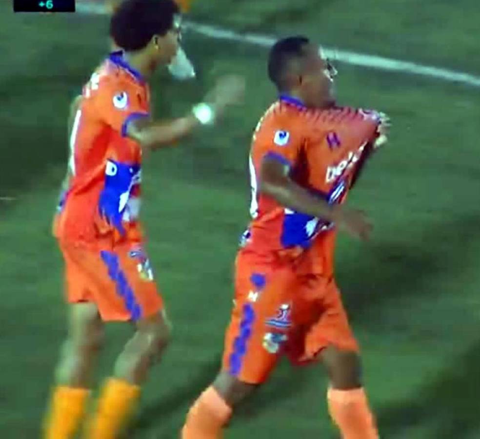 Luis ‘Caguama’ Cerna celebró su golazo de media cancha dando un beso al escudo de la UPN.