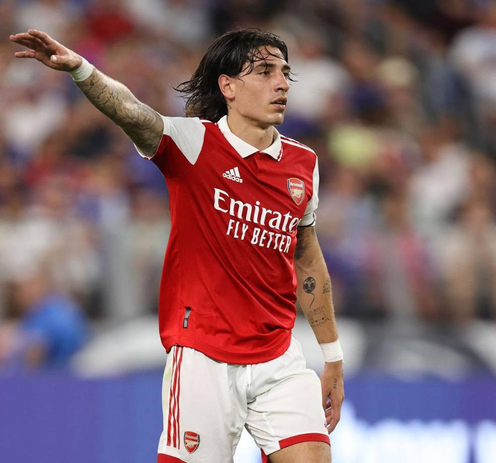 El lateral catalán Héctor Bellerín está negociando con el Arsenal salir libre este verano y se ha sido ofrecido al Barça. Xavi Hernández podría valorarlo tras el ‘no’ de César Azpilicueta. El futbolista sigue a la espera de noticias. El Betis está interesado en su fichaje.