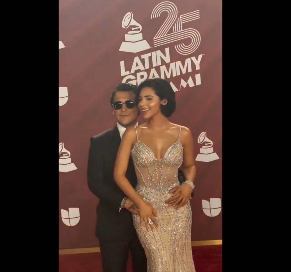 Ángela Aguilar lució muy bella y elegante con un vestido de pedrería ceñido al cuerpo, mientras que Nodal asistió con el ya tradicional smoking.