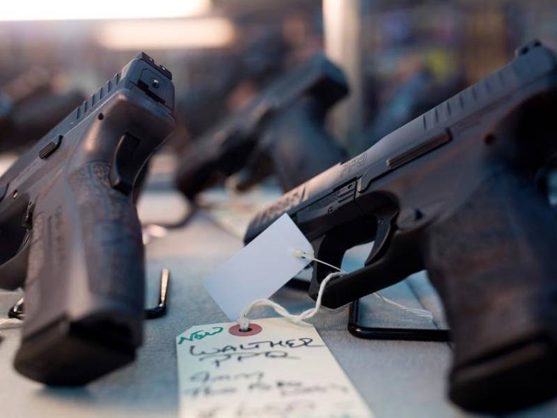 <b>La menor de tres años encontró una pistola semiautomática cargada y disparó a su hermana de cuatro años.</b>