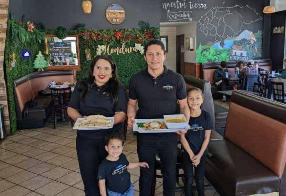 En el 2022 los hondureños compraron el restaurante Bibis, el cual tiene 26 años de funcionar en Los Ángeles y cuyos dueños decidieron vendérselos. Aquí con sus hijos Nathán y Nathalie.