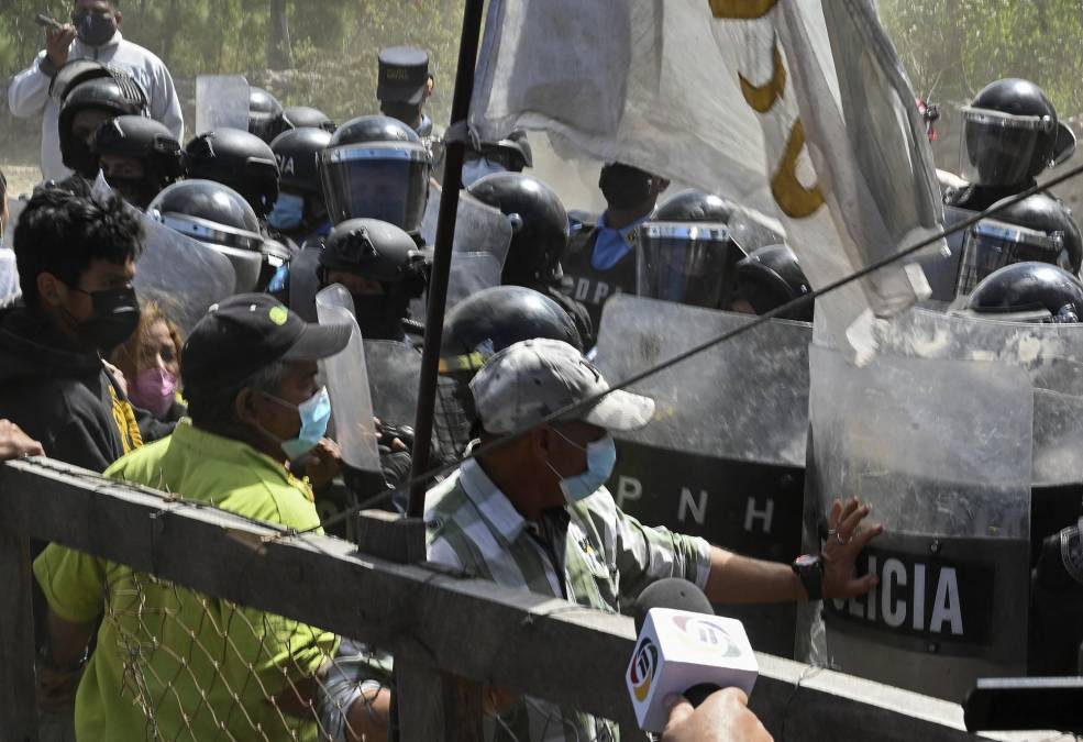 Es la segunda ocasión que la policía hondureña intenta desalojar a los pobladores de Tierras del Padre. 