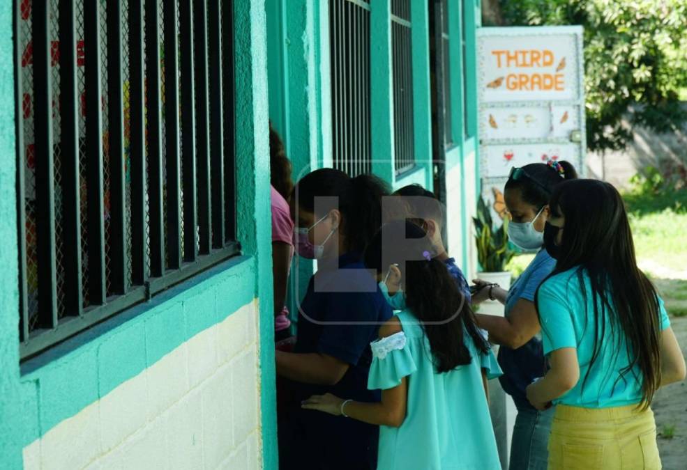 Tampoco había sanitarios y las niñas tenían que taparse con sus faldas para hacer sus necesidades. Ahora, cada aula de la parte bilingüe tiene su propio baño y hay dos maestras que enseñan en inglés y español a los pequeños.