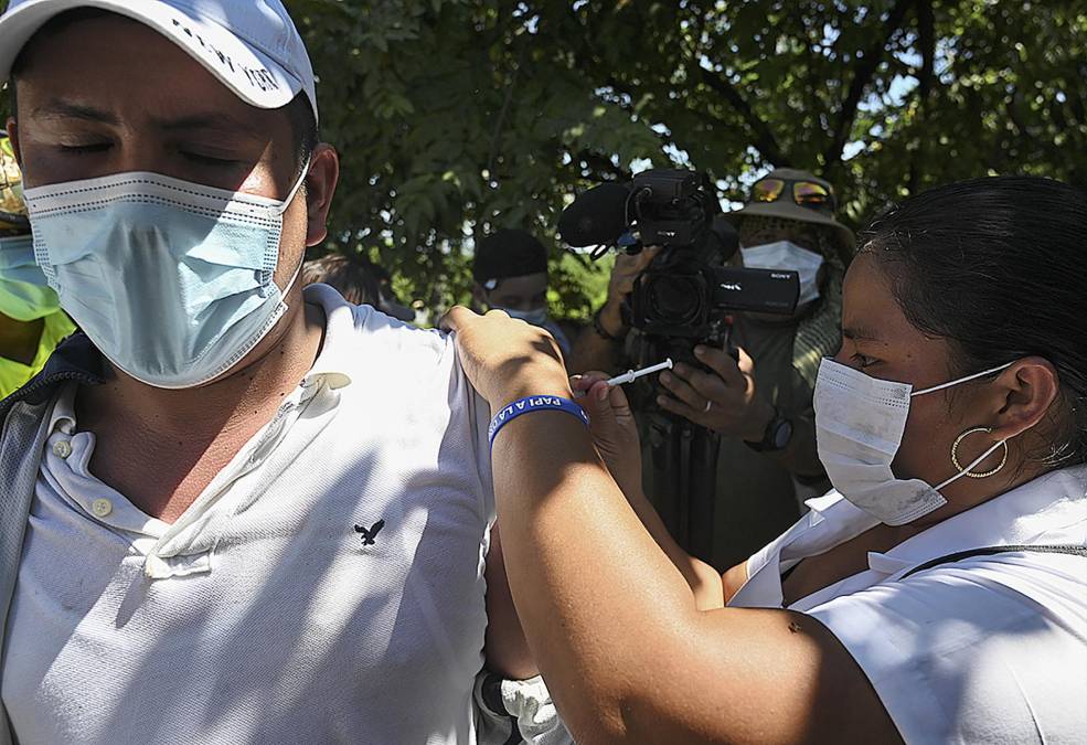 Por otro lado, el presidente de Honduras, Juan Orlando Hernández, anunció la semana pasada un préstamo de 100,000 dosis de vacunas a Nicaragua en una acción de “solidaridad”. 