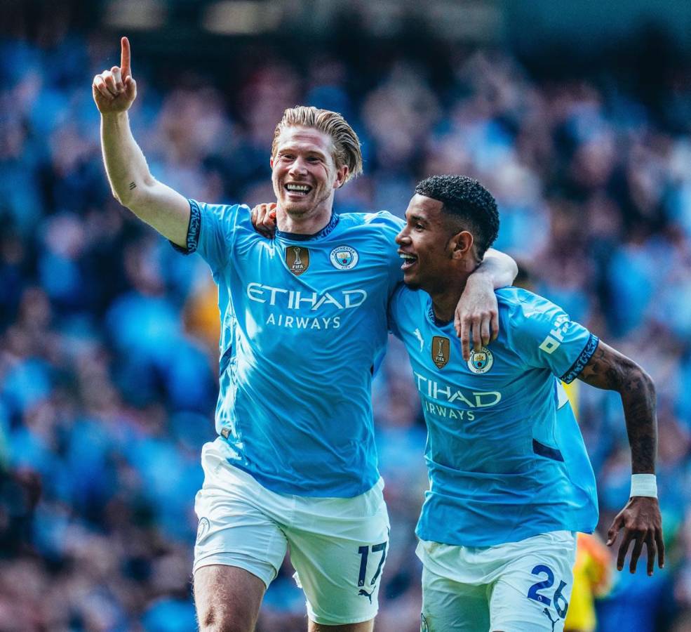 Kevin de Bruyne y Savinho celebrando el gol del belga.