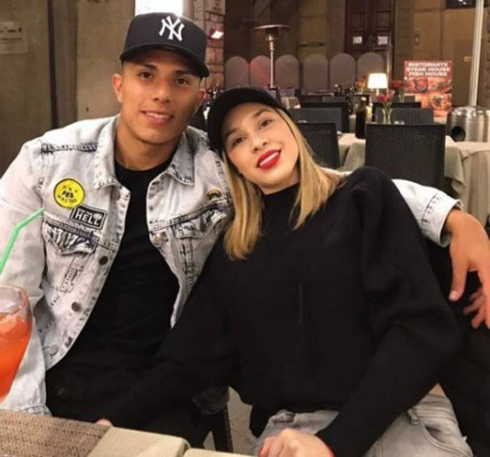 Andrea Navarro, la hermosa mujer que inspira al defensor mexicano Carlos Salcedo.