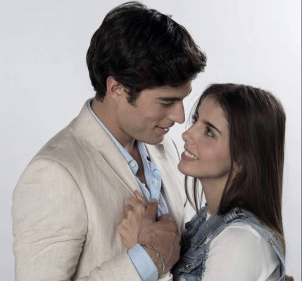 La pareja inició una amistad durante las grabaciones de la telenovela Hijas de la luna en el 2018 que se convirtió en amor en el 2019 mientras Carrera jugaba fútbol en Ecuador y Renaud estaba en Ciudad de México.