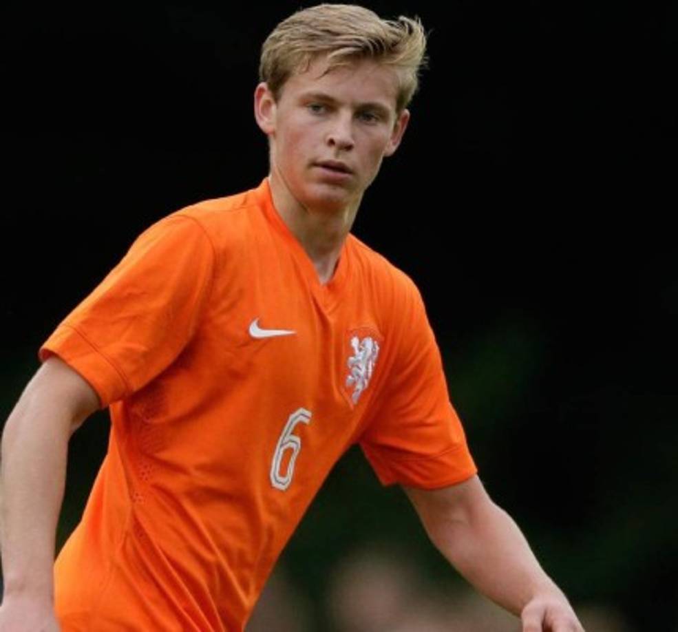 Frenkie de Jong se cerca poco a poco al Barça. El club blaugrana tiene el convencimiento de que el joven centrocampista holandés puede marcar diferencias en el equipo y ser un referente para el futuro.