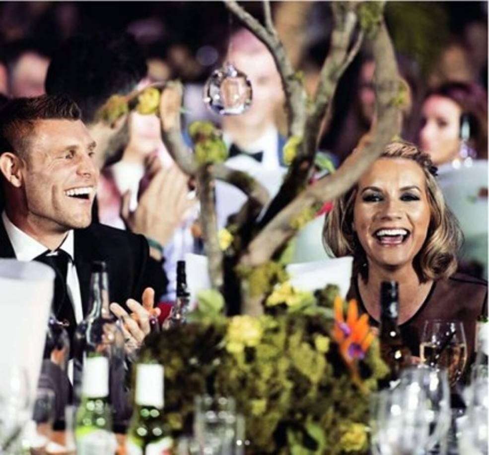 James Milner, con su esposa Amy Fletcher en un acto de la Fundación del crack del Liverpool.