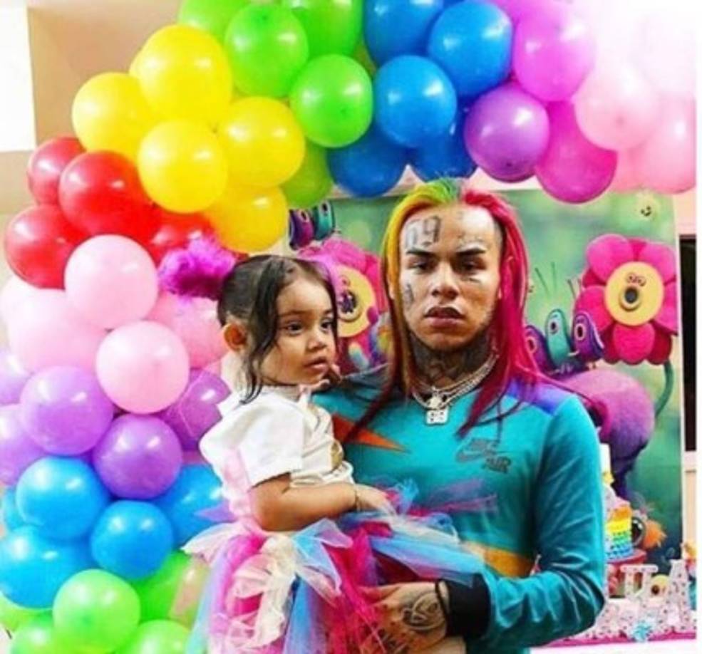 'Estaba siendo barato en la fiesta de cumpleaños de mi hija, así que me contraté como payaso', fue el texto con el que acompañó la publicación en Instagram. Foto cortesía Instagram 6ix9ine.