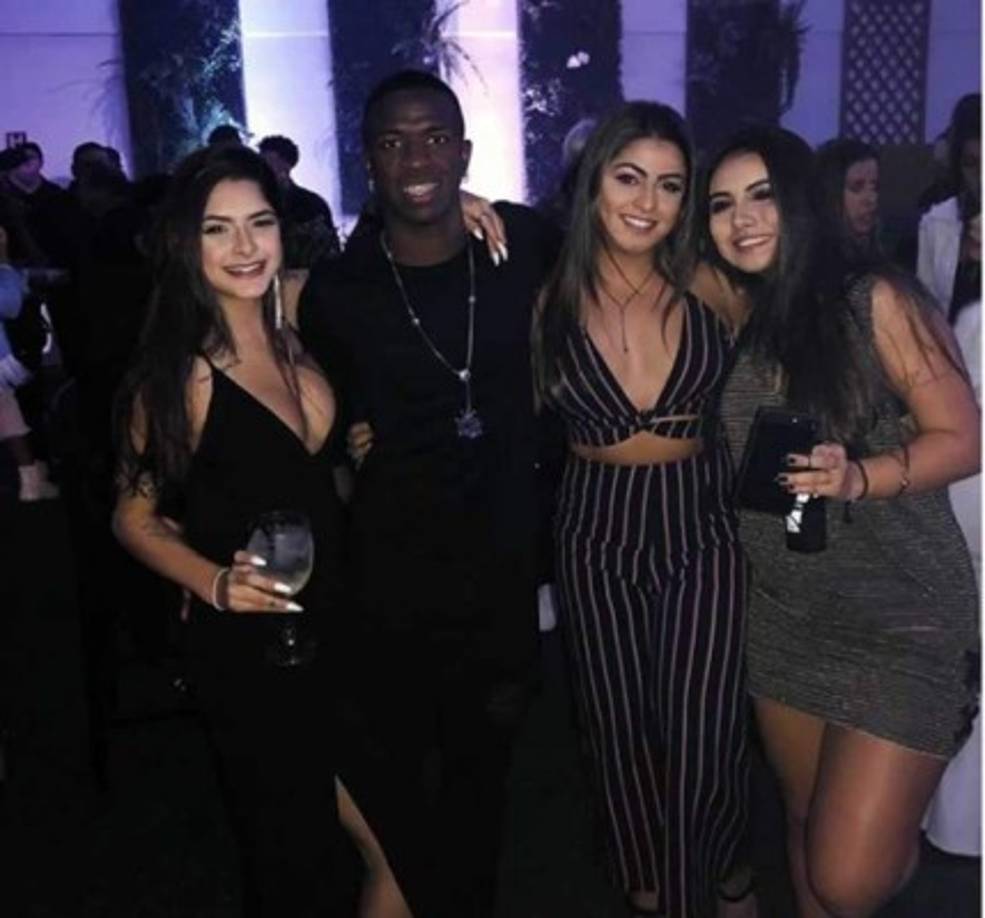 En el festejo también estuvo Danielle Favatto (vestimenta de rayas), la hermosa hija del excampeón del mundo con Brasil, Romario.