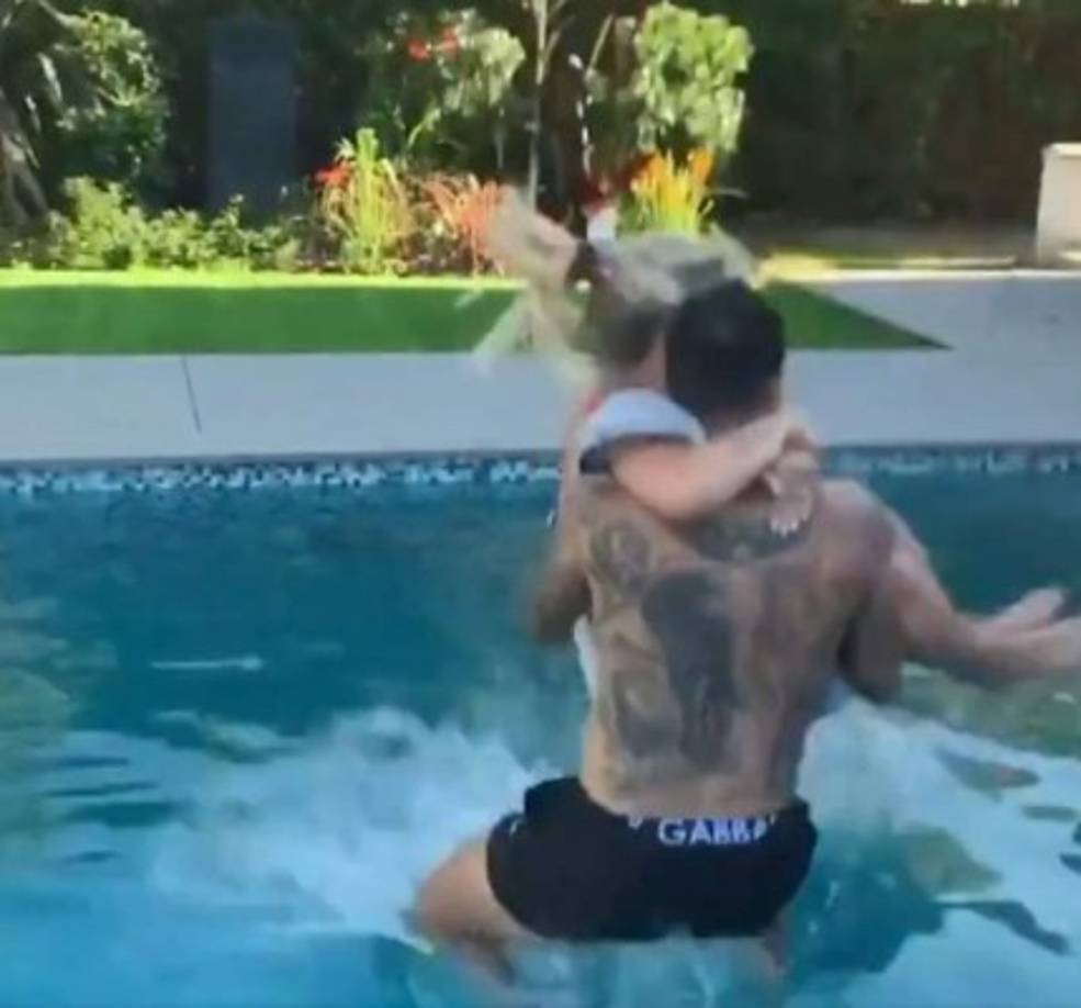 Wanda Nara sufrió la “maldad” de su marido. La modelo y empresaria argentina fue sorprendida ya que la lanzaron a la piscina.