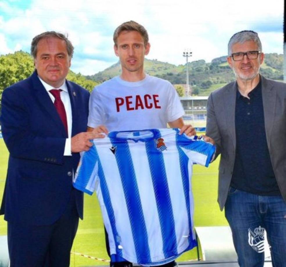 Nacho Monreal: La Real Sociedad presentó al lateral español como su nuevo refuerzo, llega procedente del Arsenal. 'Me siento muy contento, vengo con muchas ganas. Siempre he querido jugar aquí', dijo.