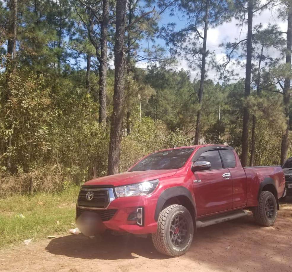Asimismo, hallaron un Toyota Hilux, color rojo, propiedad del empresario. 