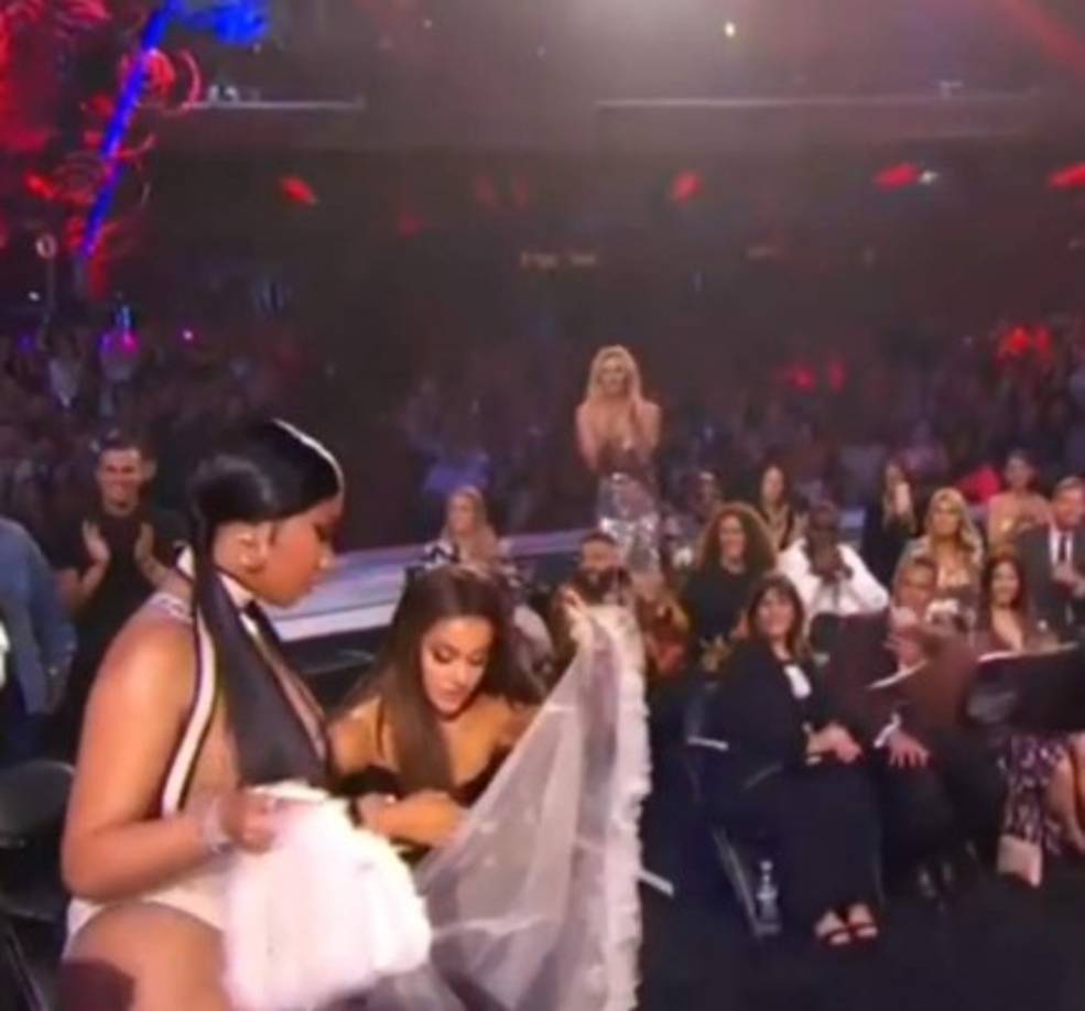 Ariana Grande inmediatamente le ayudó para que pudiera subir las escaleras sin problema alguno.