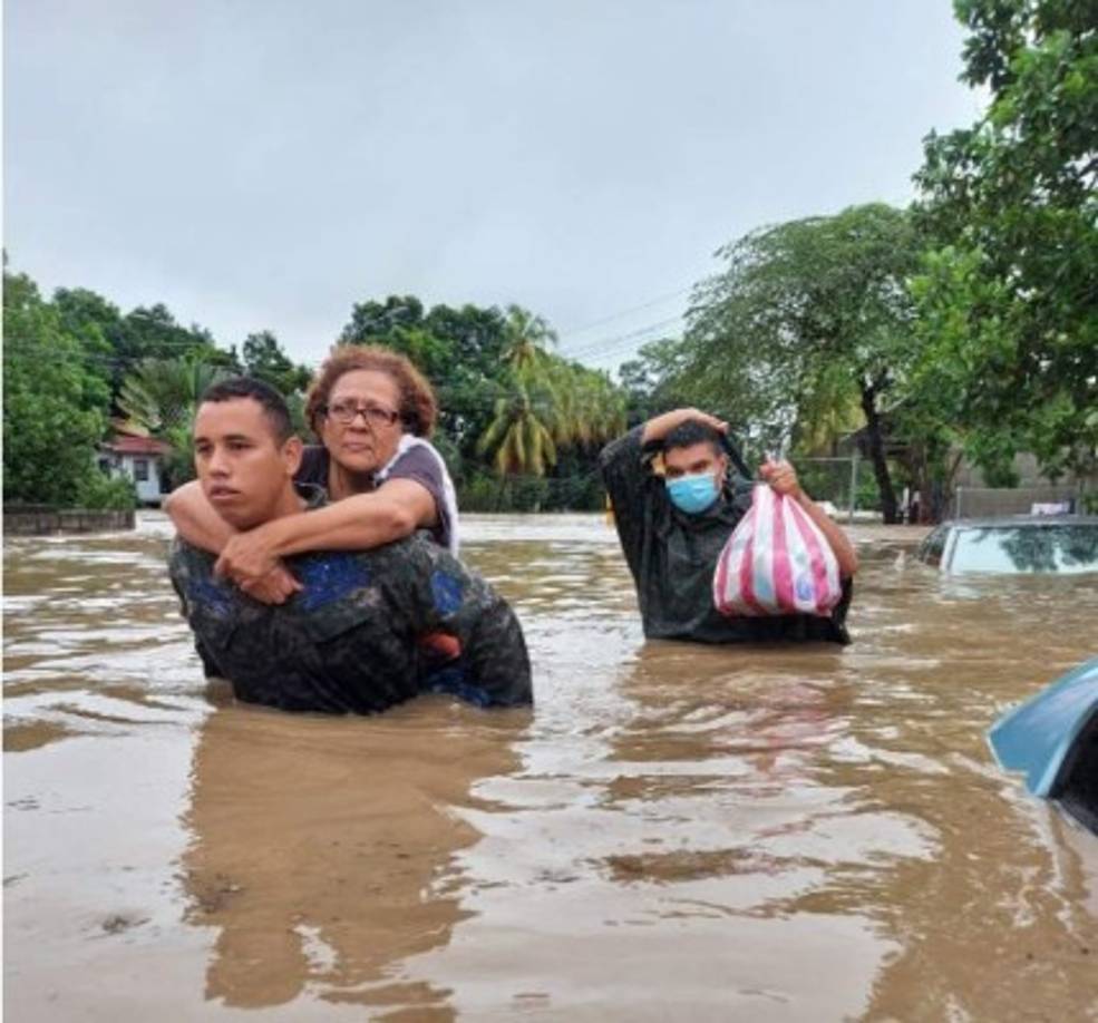Algunos de los miles de damnificados que ha dejado Eta salen de sus comunidades con maletas o mochilas, otros cargan en brazos a sus hijos pequeños, o ancianos, incluso sus mascotas, de lo poco que pueden sacar de sus casas inundadas.