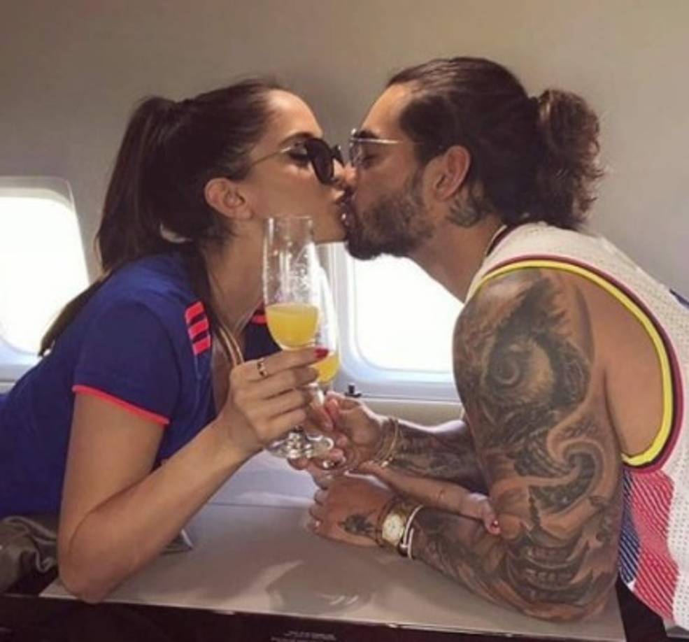 Así lo demuestra con sus publicaciones. En la imagen posa junto a su novia, la modelo croata Natalia Barulích en su jet privado.