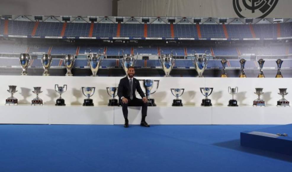 Sergio Ramos, posando con todos los trofeos que ha ganado con el Real Madrid. Son 22 títulos.