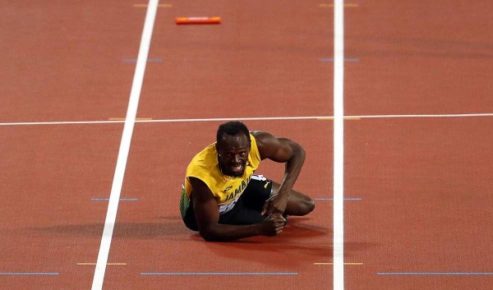 A media recta, Bolt se trastabilló y cayó al suelo entre gestos de dolor. Allí permaneció durante dos minutos, ocultando su cara con las manos, antes de incorporarse para entrar caminando en la meta.